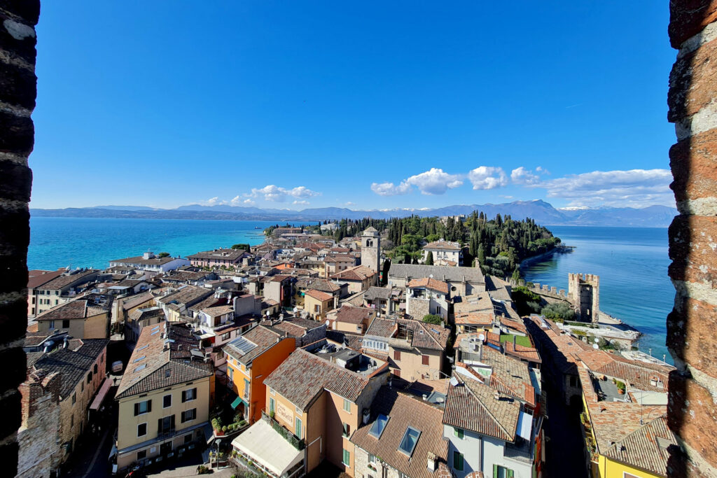 Visita guidata - Sirmione, la Rocca e le Grotte di Catullo Fotografia del borgo medievale di Sirmione visto dal mastio del castello scaligero