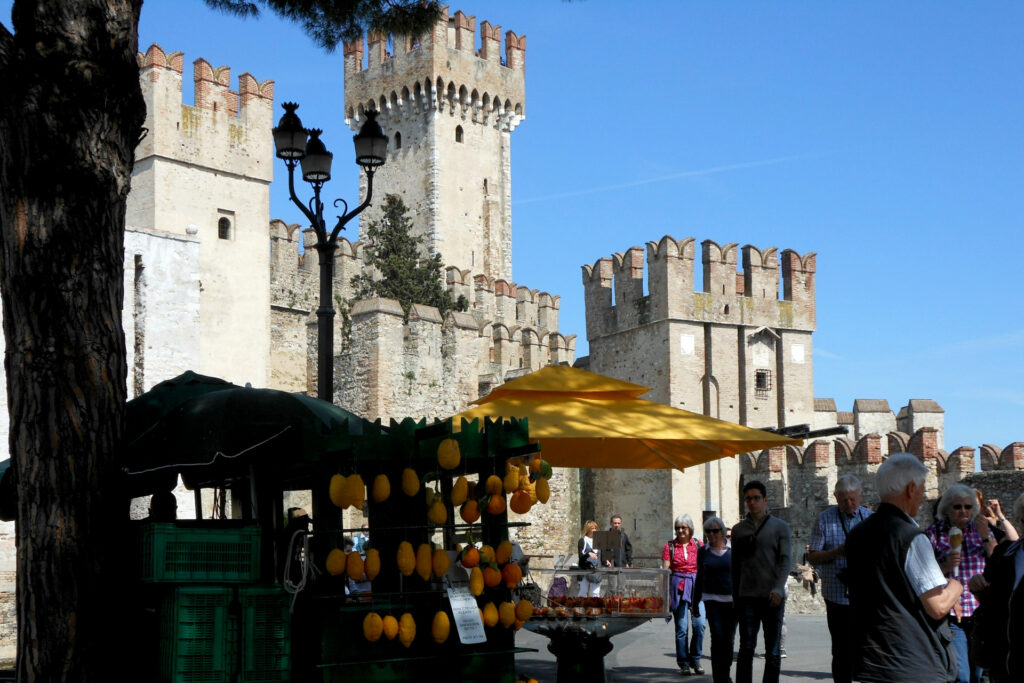 Visita guidata - Sirmione, la Rocca e le Grotte di Catullo castello sirmione ingresso borgo Visita guidata - Sirmione, la Rocca e le Grotte di Catullo