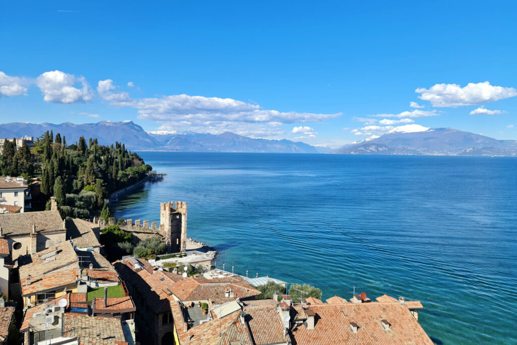 Visita guidata - Sirmione, la Rocca e le Grotte di Catullo Ampio panorama sul lago di Garda visto dalla torre del Castello scaligero
