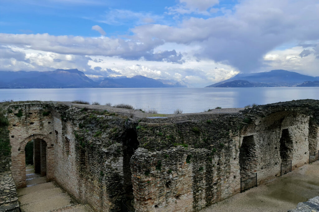 Visita guidata - Sirmione, la Rocca e le Grotte di Catullo Fotografia del lago visto dalle Grotte di Catullo dopo un temporale