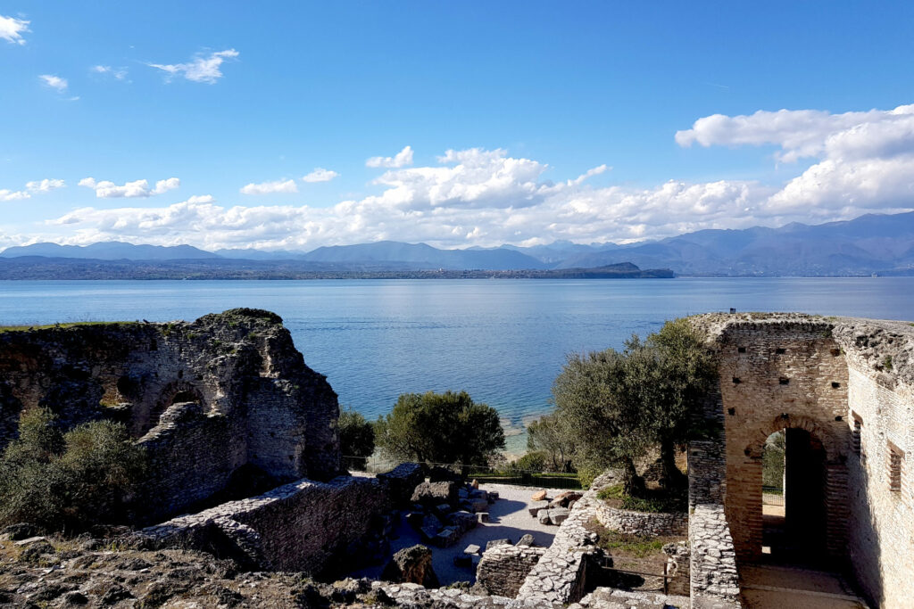 Visita guidata - Sirmione, la Rocca e le Grotte di Catullo In punta alla penisola, vista dalle Grotte di Catullo