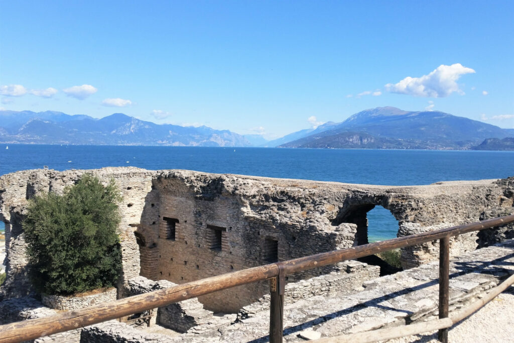 Visita guidata - Sirmione, la Rocca e le Grotte di Catullo Panorama del lago di Garda dal parco archeologico di Sirmione