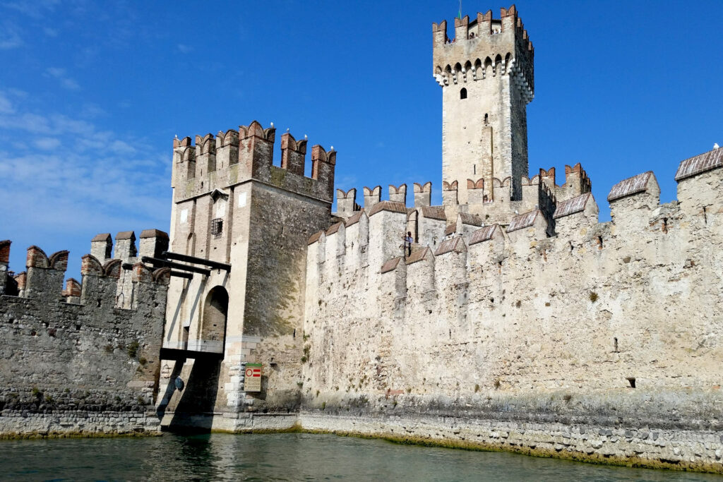 Visita guidata - Sirmione, la Rocca e le Grotte di Catullo Rocca scaligera vista dallo scafo