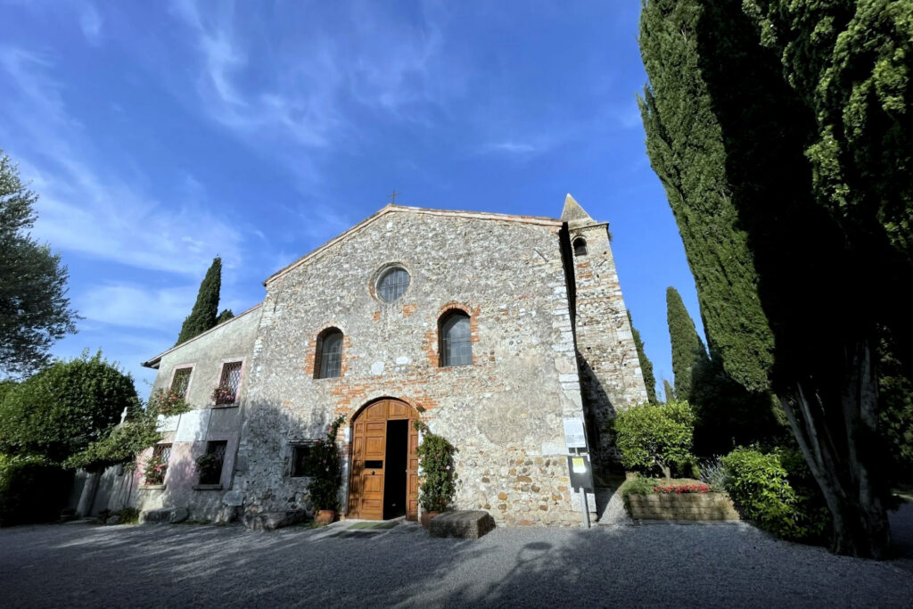 Visita guidata - Sirmione, la Rocca e le Grotte di Catullo Esterno dell'antichissima chiesa di San Pietro in Mavinas