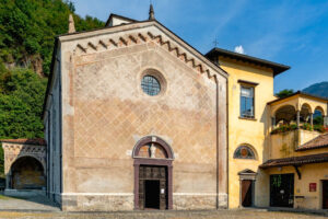 Fotografia della facciata della chiesa di Santa Maria della Neve a Pisogne
