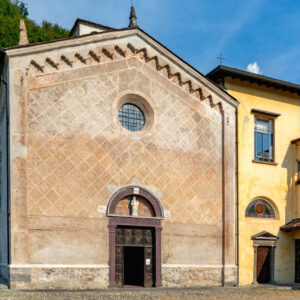 Fotografia della facciata della chiesa di Santa Maria della Neve a Pisogne