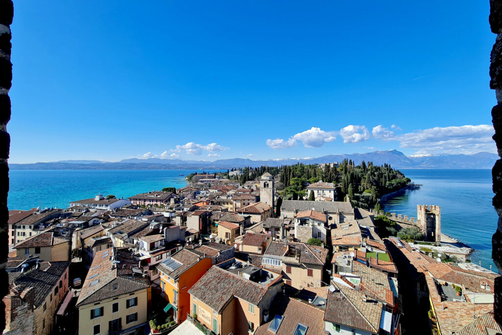 Visita guidata - Sirmione, la Rocca e le Grotte di Catullo Tetti di Sirmione visti dalla torre della Rocca