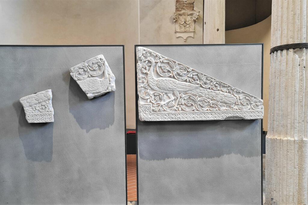 Lastra longobarda con pavone scolpito a rilievo