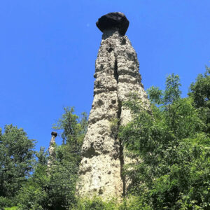 Fotografia a due pinnacoli della Riserva naturale delle Piramidi di Zone
