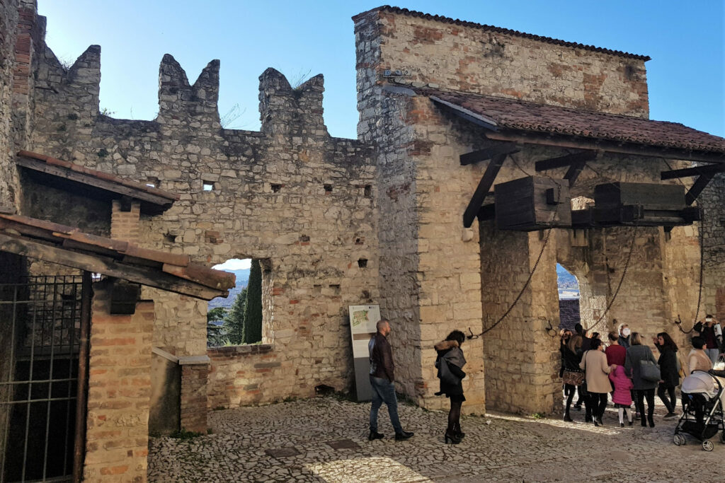 Fotografia del gruppo che esce dal ponte levatoio del castello