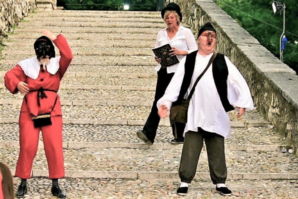 Teatro nel Castello di Brescia con il Tempo e le maschere di Pantalone e Canappio