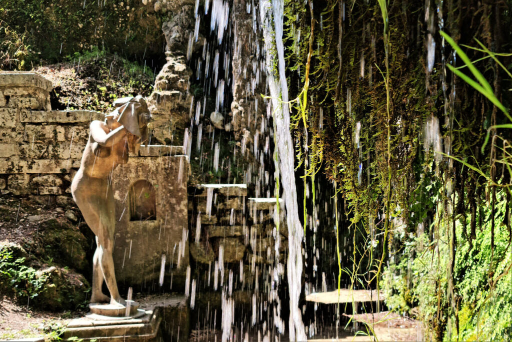 Visita guidata - D'Annunzio e il Vittoriale degli Italiani La ragazza che si asciuga i capelli, statua di Venanzo Crocetti nel Parco del Vittoriale
