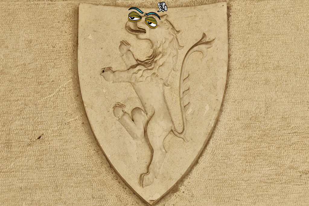 Visita guidata per bambini - Un safari in città Leone rampante in pietra dello stemma di Brescia nel cortile del Broletto