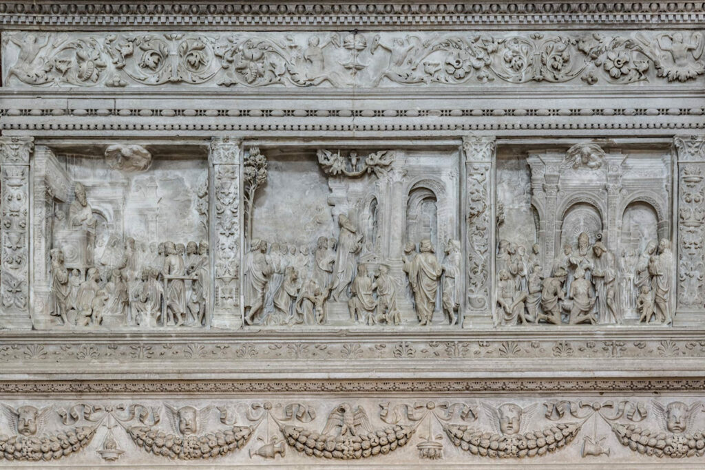 Visita guidata in un'ora - il Duomo Nuovo di Brescia Fotografia della decorazione ad altorilievo dell'arca di Sant'Apollonio in Duomo Nuovo a Brescia