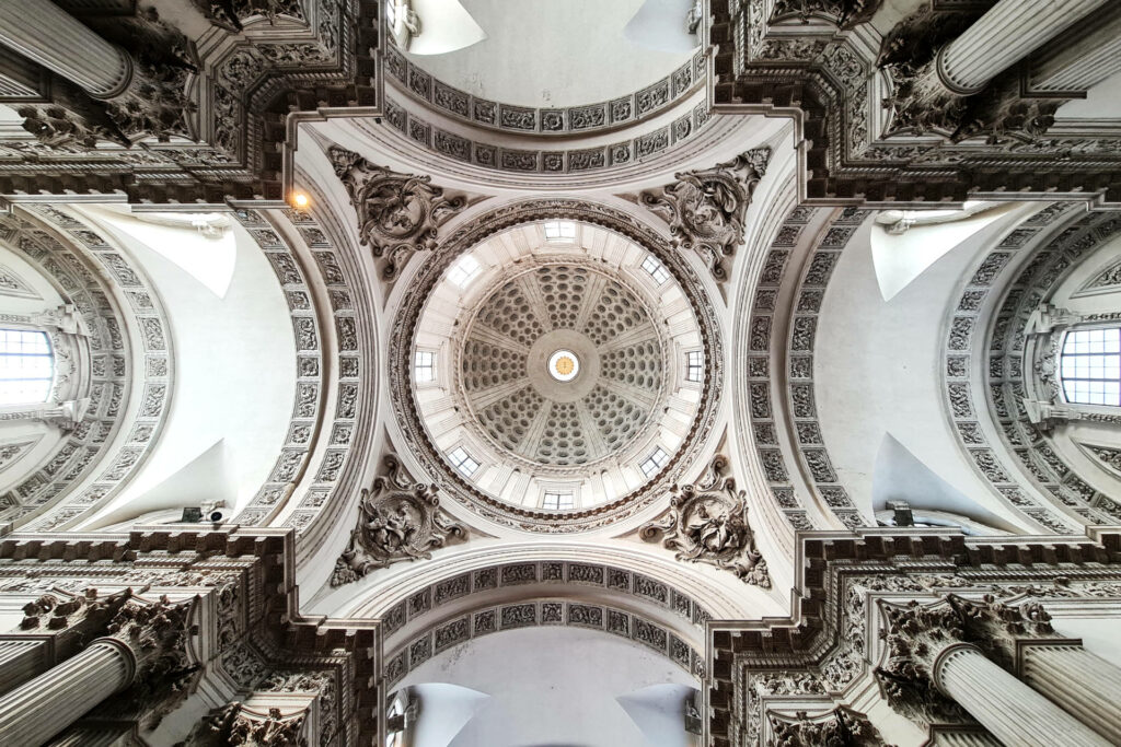 Visita guidata in un'ora - il Duomo Nuovo di Brescia Fotografia dal basso dell'interno della cupola del Duomo Nuovo di Brescia