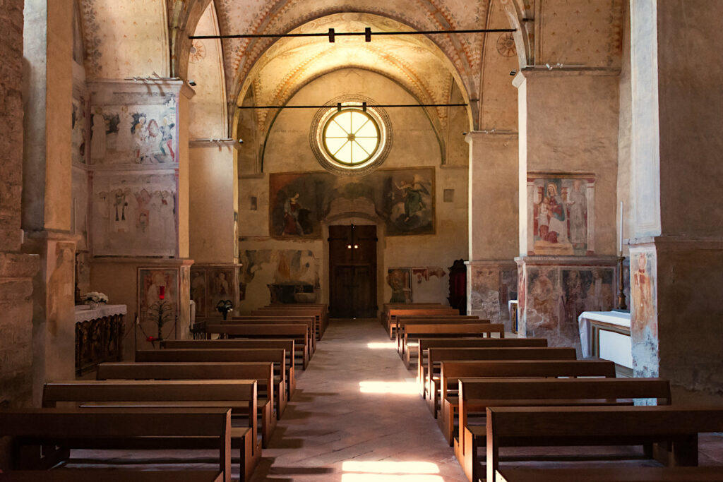 Visita guidata - La pieve della Mitria a Nave Fotografia dell'interno della pieve della Mitria con parete di fondo