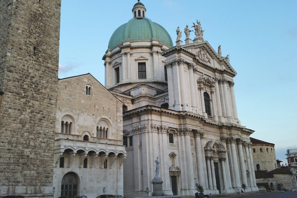 Visita guidata in un'ora - il Duomo Nuovo di Brescia Fotografia panoramica di piazza del Duomo a Brescia