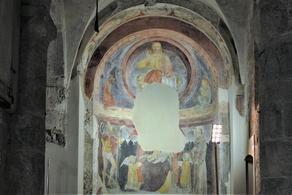 Visita guidata - Gli affreschi della chiesa di S. Giorgio Fotografia degli affreschi di un'abside della chiesa di San Giorgio