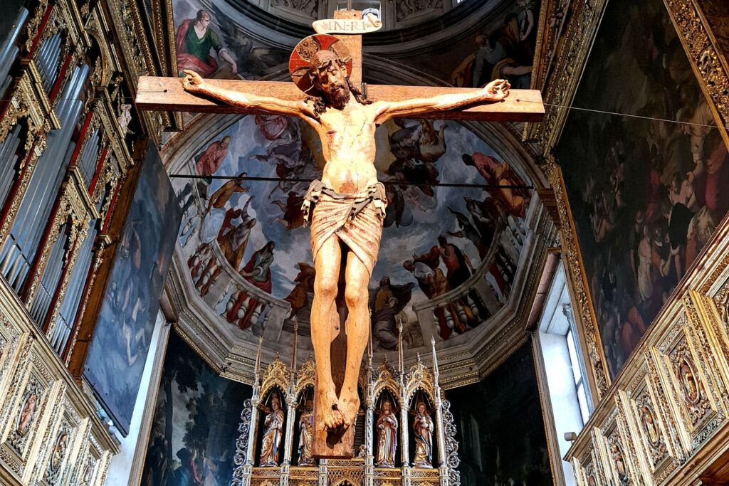 Visita guidata - Salò Fotografia del crocifisso ligneo quattrocentesco nel presbiterio del Duomo di Salò