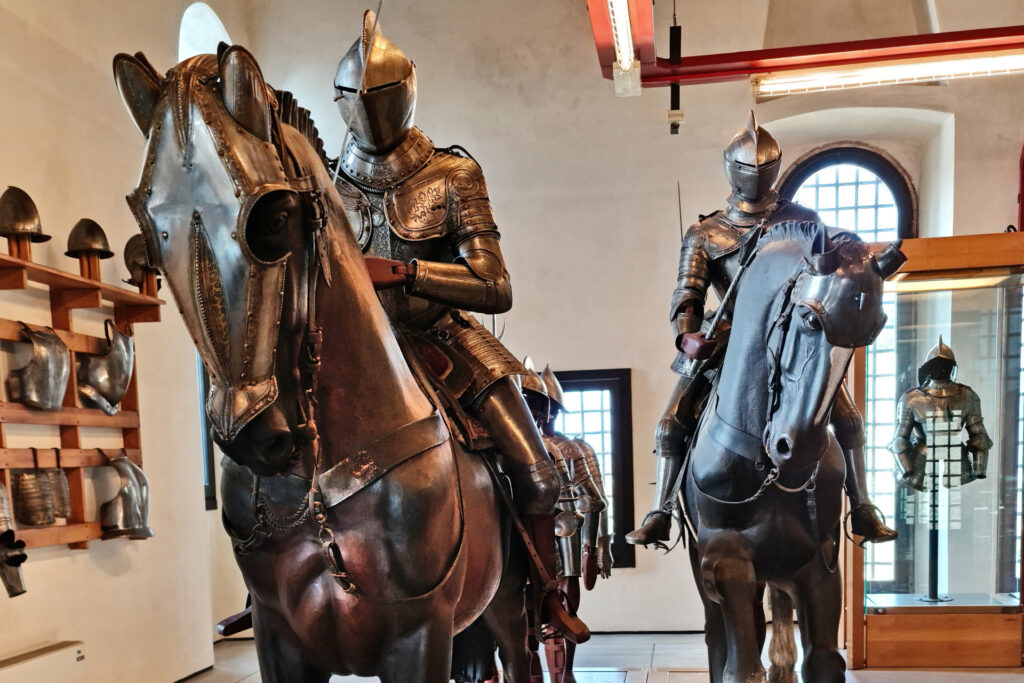 Visita guidata - Il Castello di Brescia e i suoi musei Fotografia di un drappello con armature all'interno del Museo delle armi di Brescia