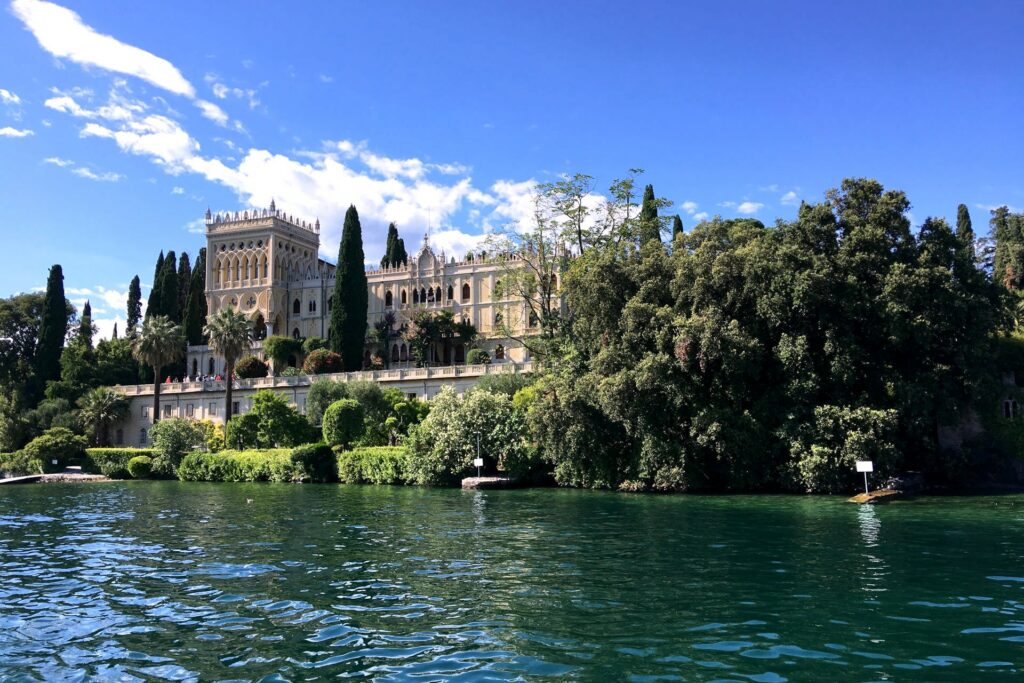 Visita guidata - Salò Fotografia dell'Isola di Garda dalla barca
