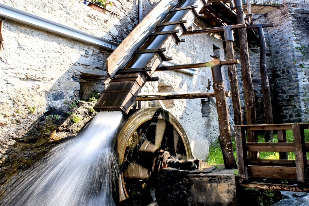 Visita guidata - Bienno Fotografia della ruota idraulica del Mulino muso di Bienno