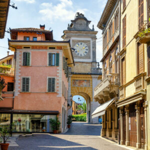 fotografia della Porta dell'Orologio all'ingresso del borgo di Salò