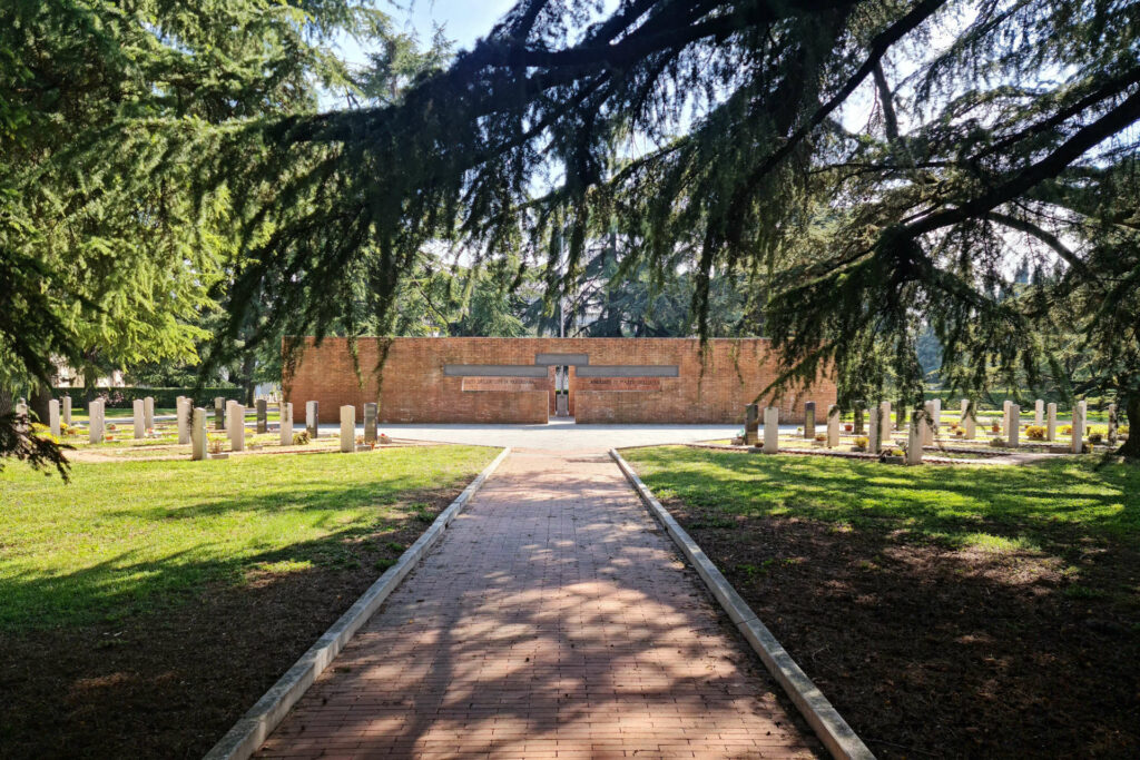 Visita guidata teatralizzata - Cimitero Vantiniano Fotografia del Monumento ai caduti della lotta partigiana