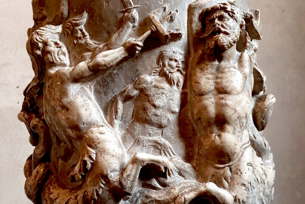 Visita guidata - Il convento di S. Francesco a Brescia Fotografia di un particolare dell'altorilievo scolpito sul fusto di una colonna dell'altare di Santa Margherita in San Francesco a Brescia