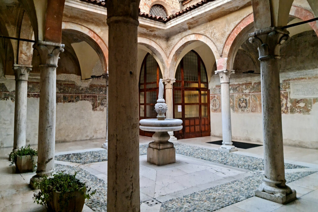 Chiostro Minore o della Madonnina, XV sec.