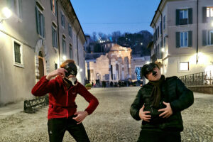 Fotografia durante una prova della visita guidata teatralizzata Maschere in Città in piazza del Foro
