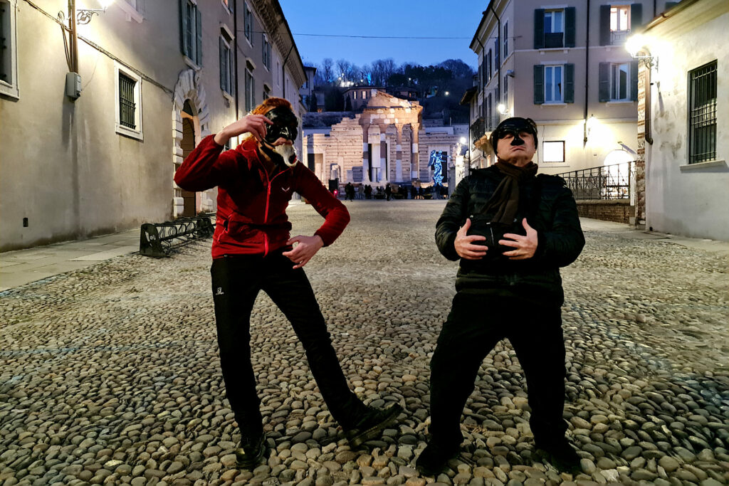 Visita guidata teatralizzata: Maschere in città Prove con maschere di pantalone e Balanzone in piazza del Foro a Brescia