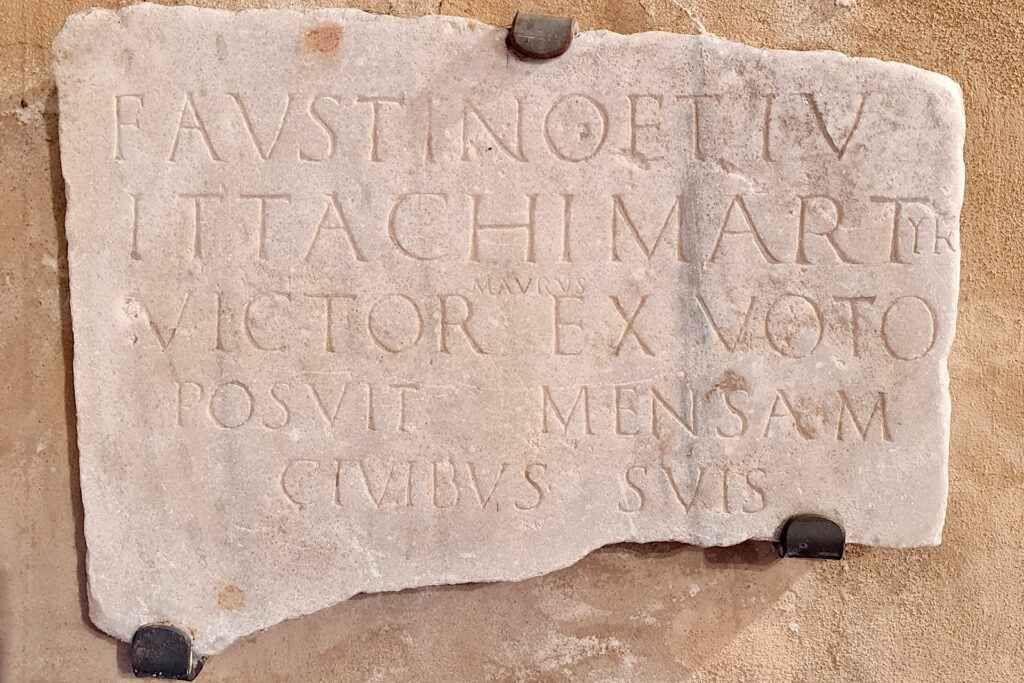 Visita guidata - Chiesa di Sant'Angela Merici Lapide di S. Faustino e Giovita martiri, livello inferiore della chiesa di Sant'Angela Merici