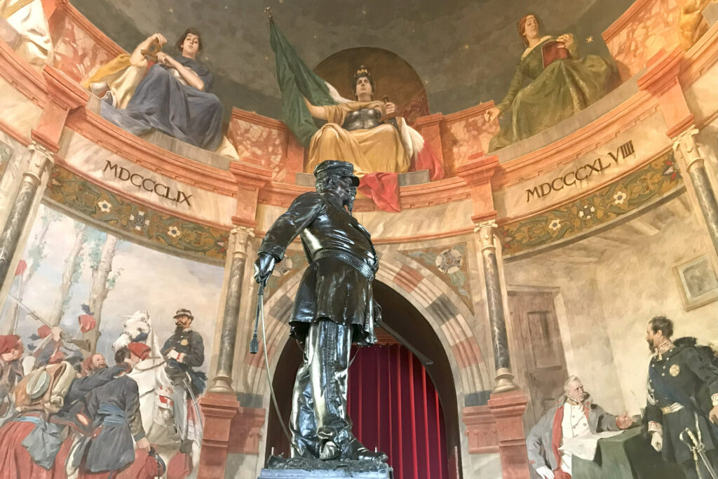 Visita guidata - Parco monumentale S. Martino d. B. Atrio della torre con statua dedicata a Vittorio Emanuele II