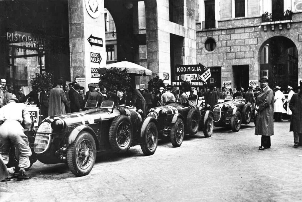 Visita guidata - I luoghi storici della Mille Miglia Alfa Romeo alle verifiche in piazza Vittoria nel 1936