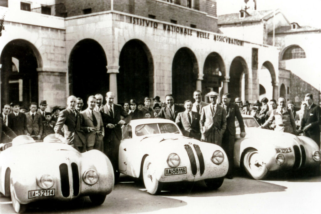 Visita guidata - I luoghi storici della Mille Miglia Corsa del 1940, BMW in piazza Vittoria