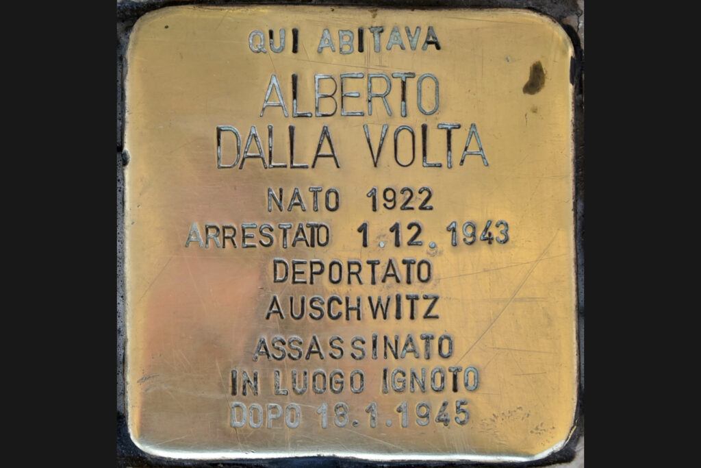 Visita guidata - I luoghi del fascismo e della Resistenza Pietra d'inciampo davanti alla casa di Alberto Dalla Volta in piazza della Vittoria,11