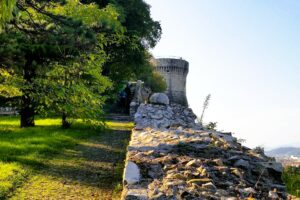 Percorso lungo le antiche mura della città e Torre dei Francesi