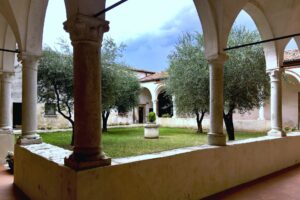 Visita guidata - Abbazia olivetana di San Nicola Fotografia del piccolo chiostro della Porta dell'abbazia olivetana di San Nicola a Rodengo Saiano in Franciacorta